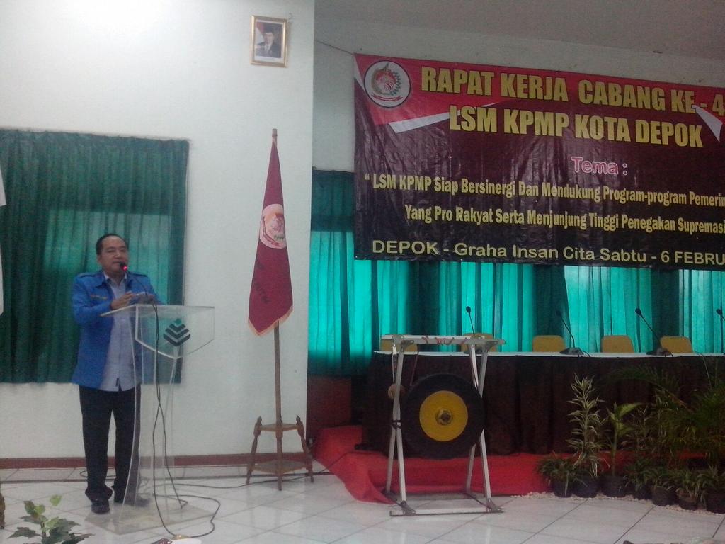Ketua DPD KNPI Depok memberikan sambutan dalam acara Rakercab LSM KPMP Depok di Graha Insan Cita. @suryadi_Amirul