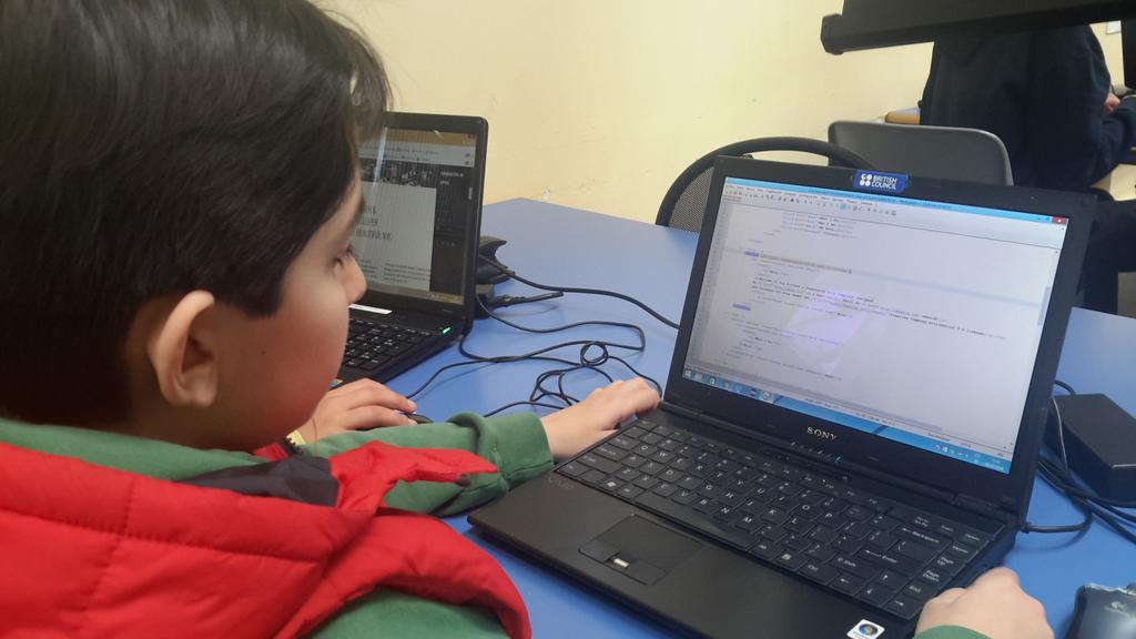 majadajoven's tweet image. Y Pablo continúa con el diseño de su página web #coderdojoMajadahonda