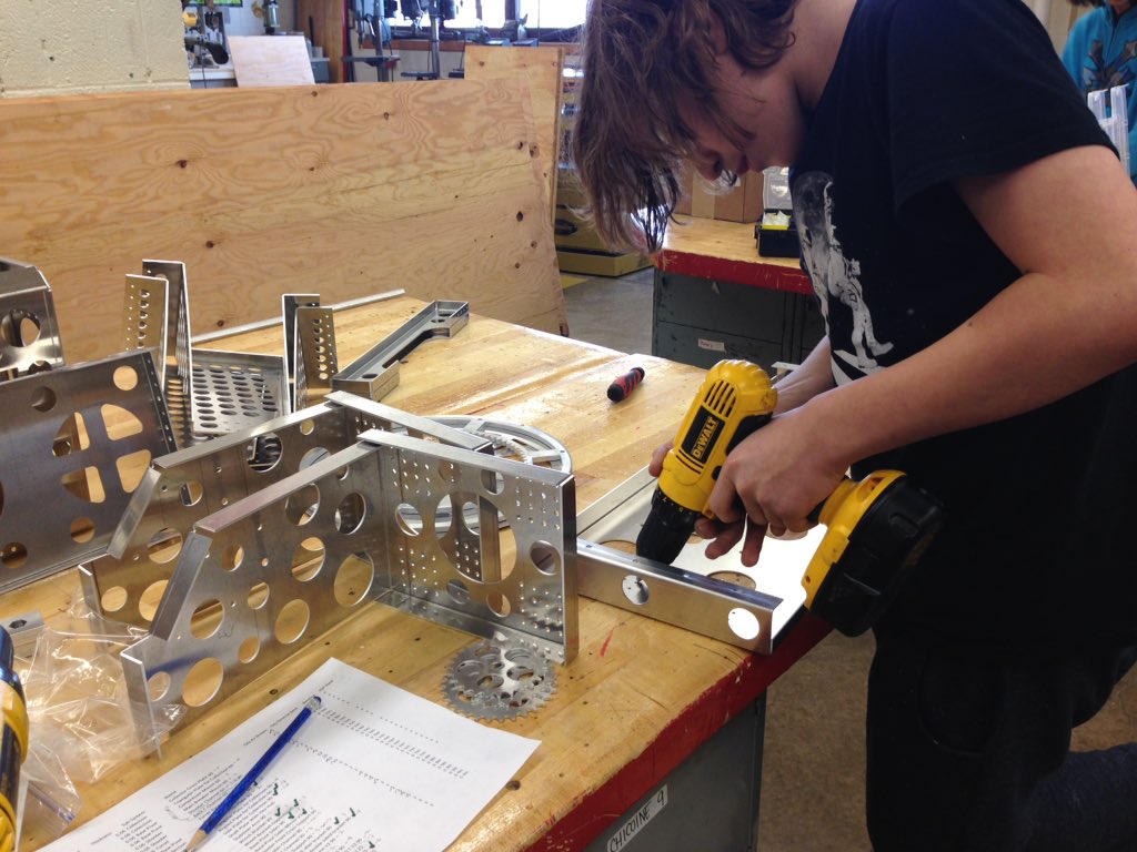 omgrobots_rt's tweet photo. RT tanxrobotics: Students working hard to build this year's robot. 18 days left until Stop Build Day! #FIRSTSTRONG… https://t.co/l40UUVPzU9