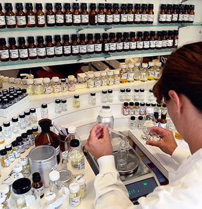 Vous Voulez devenir Créateur Parfumeur, Voici  notre formation  academieduparfum.com/parfumeurcreat…