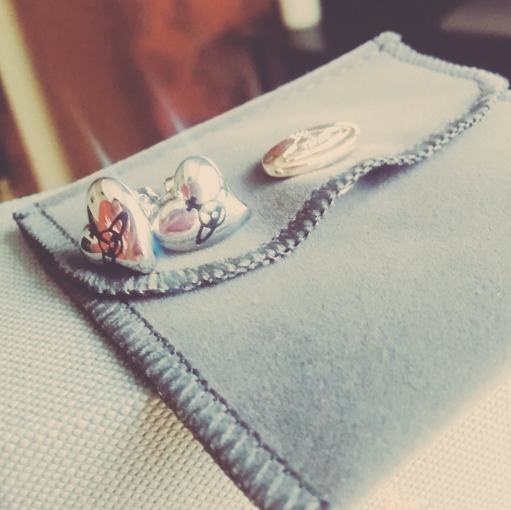 NicoleDay__'s tweet photo. #VivienneWestwood new earings https://t.co/WcsGPNGFfF