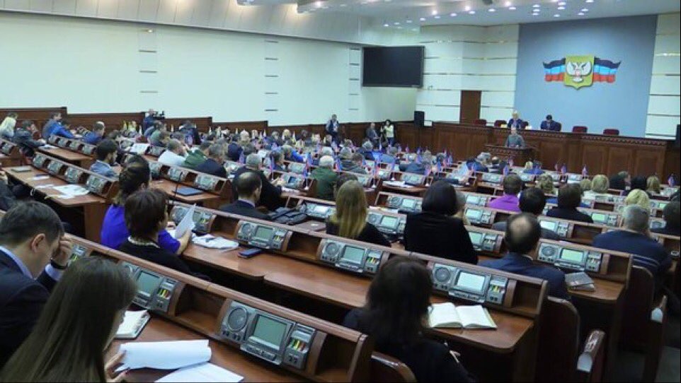 myrevolutionrus's tweet photo. Парламент ДНР за работой. Сидят, работают, не дерутся даже. Дикари! https://t.co/e5MBauEbp2