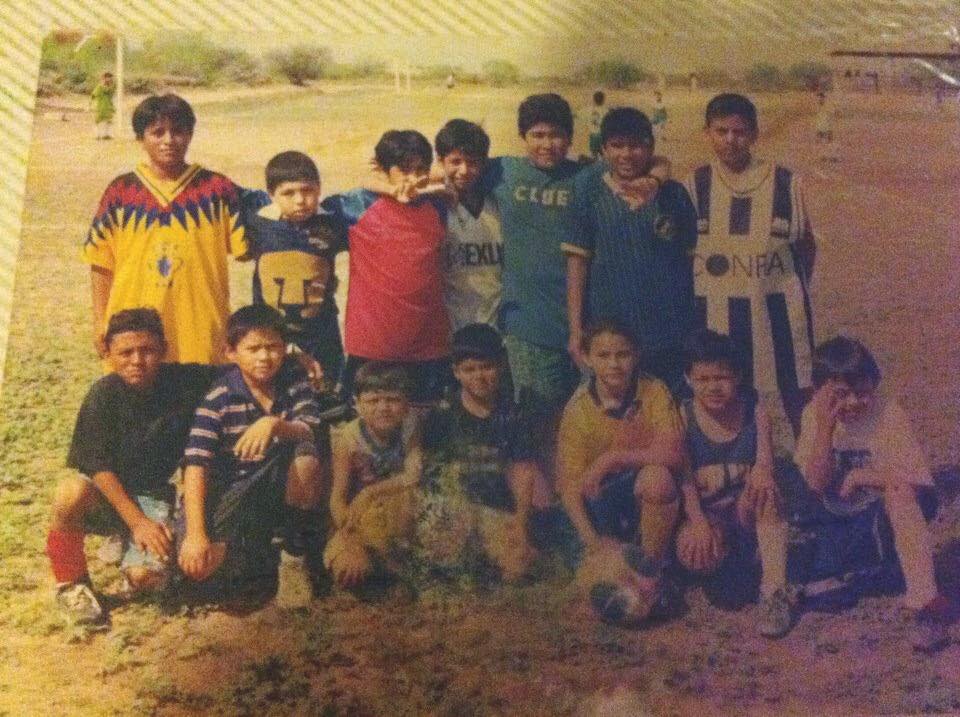 EllasDeporte's tweet photo. .@DinoraGarza10 compartió en redes sociales una foto de su primer equipo, al lado de niños, ¿cuántas iniciaron así? https://t.co/e0vUE1cV0I