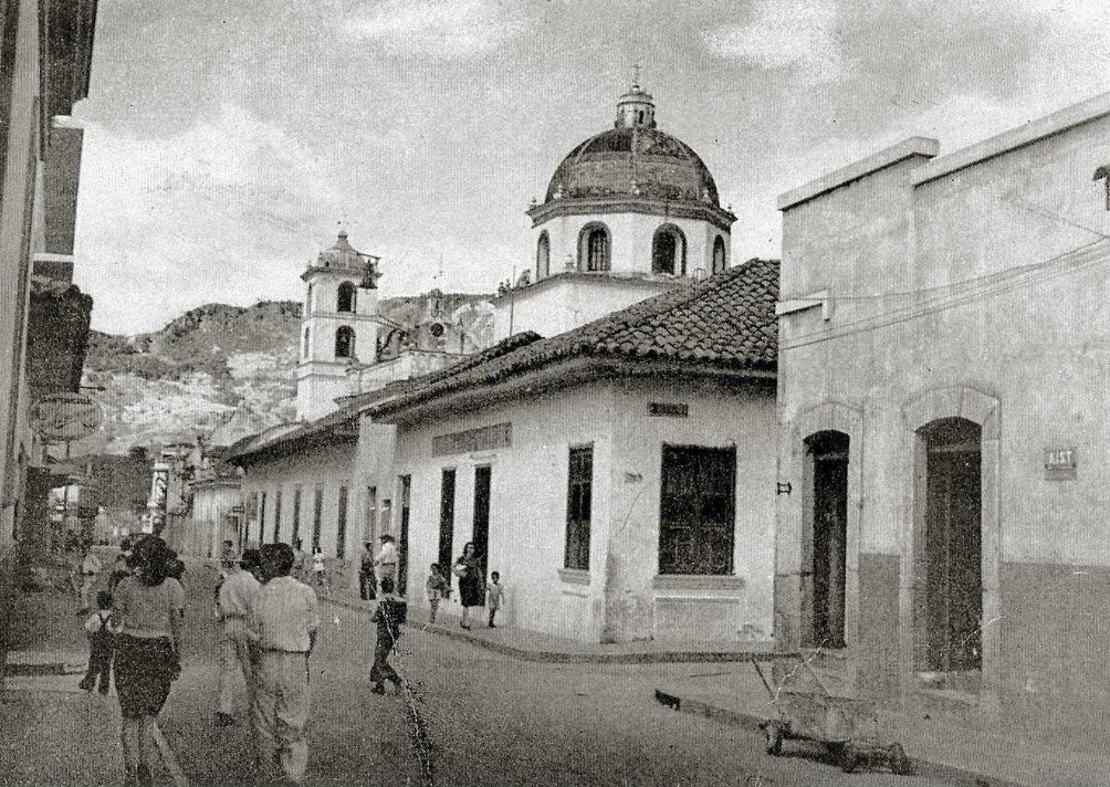 foto_antiguasHN's tweet photo. Centro de Tegucigalpa https://t.co/pb9nWvTgGo