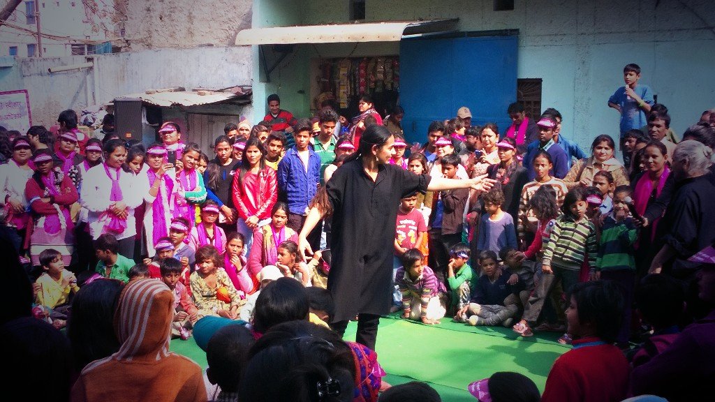 Jaisingharaghav's tweet photo. Street play #Ajeevika at #12Block #Nearpolicestation #Kalyanpuri #Delhi #Dir. By @ArvindGaur #Asmitatheatre #Theatre https://t.co/d5XdZhNbP1