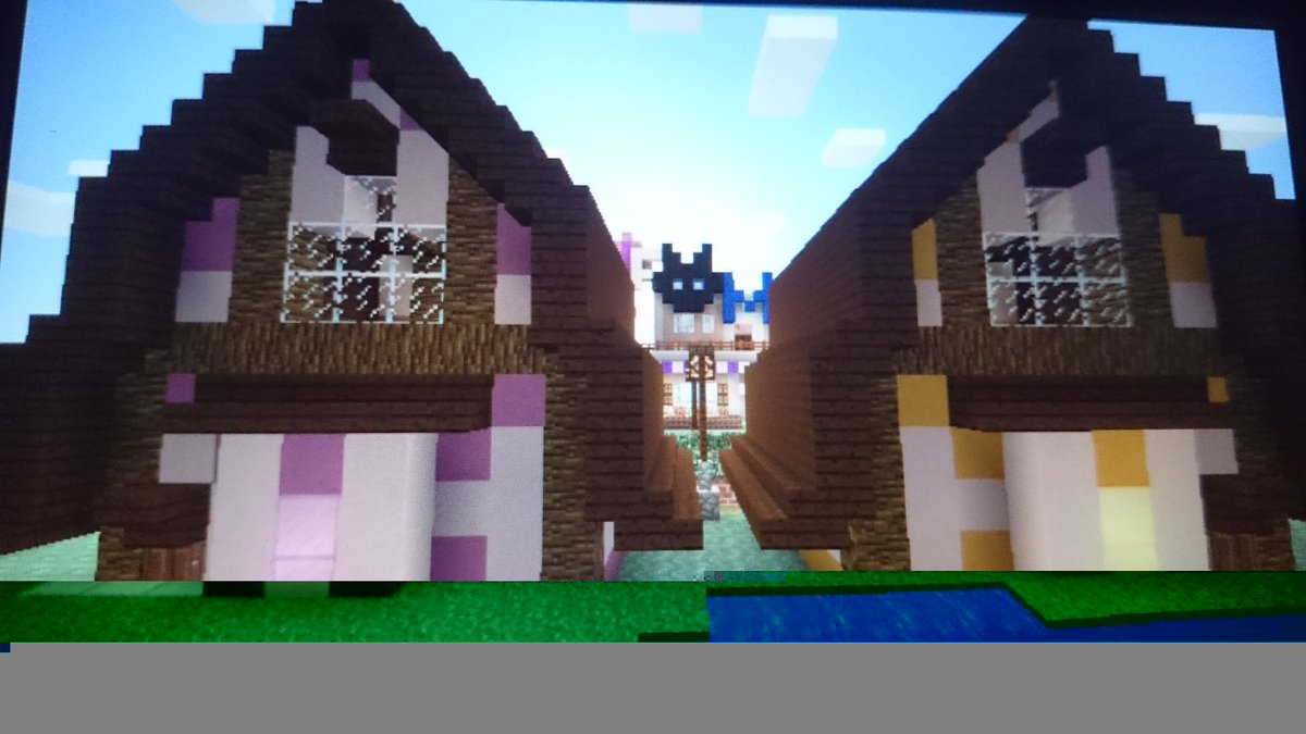 Yaonはゲームしたい月間 En Twitter マイクラお題その4 ショップを増やそう 外観 最初は豆腐建築でちんまりとしたものを作ろうと思ったのに おかしいな 色を変えて 模様のパターンを変えております 双子ちゃん 場所は前回の猫カフェ前です あと自宅も見える