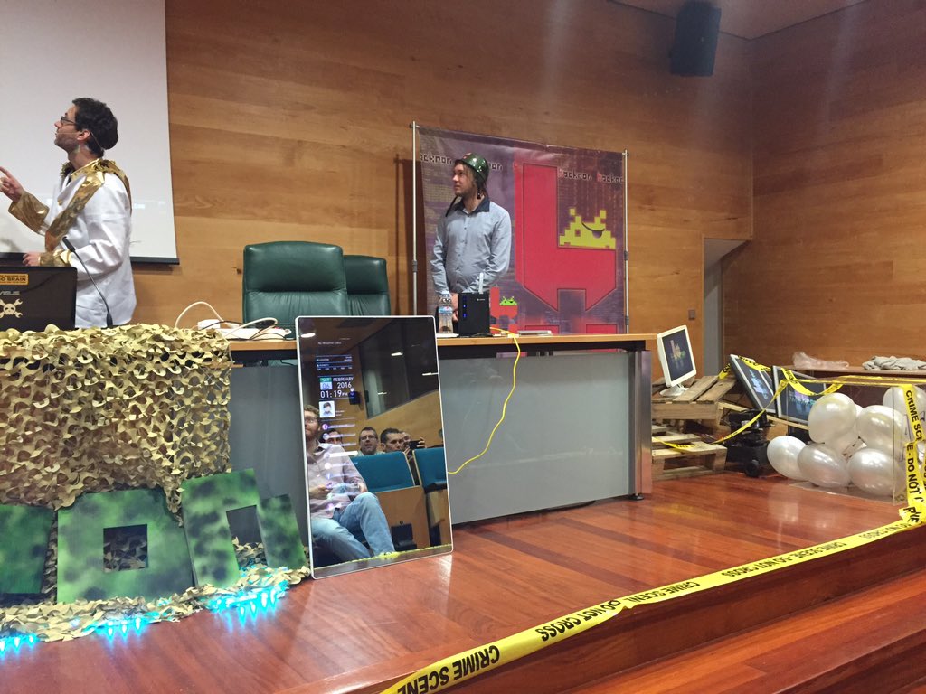 psaneme's tweet photo. Final explosivo en #hackron2016 https://t.co/oztNu1z5i9
