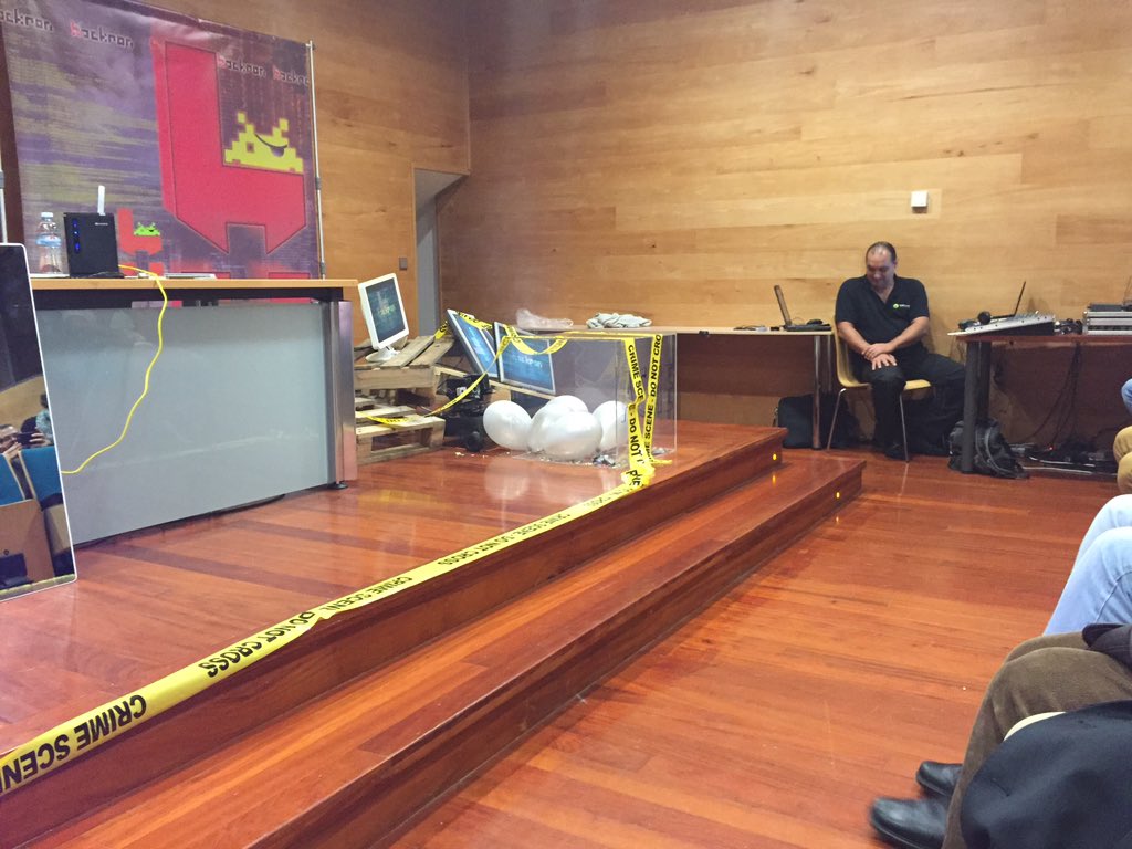 psaneme's tweet photo. Final explosivo en #hackron2016 https://t.co/oztNu1z5i9