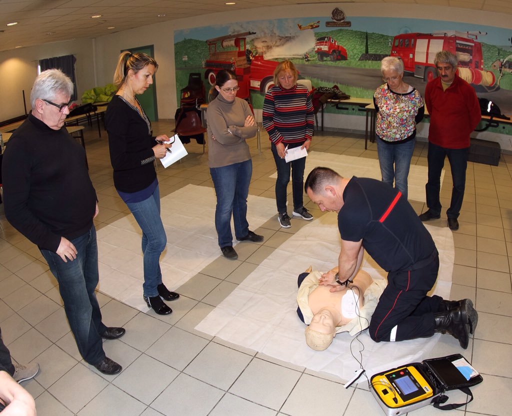 pompiersdugard's tweet photo. Opération #gestesquisauvent #sp #Alès #massage #sauverdesvies @Prefet30 #udsp30 https://t.co/FGIPJzHwmE