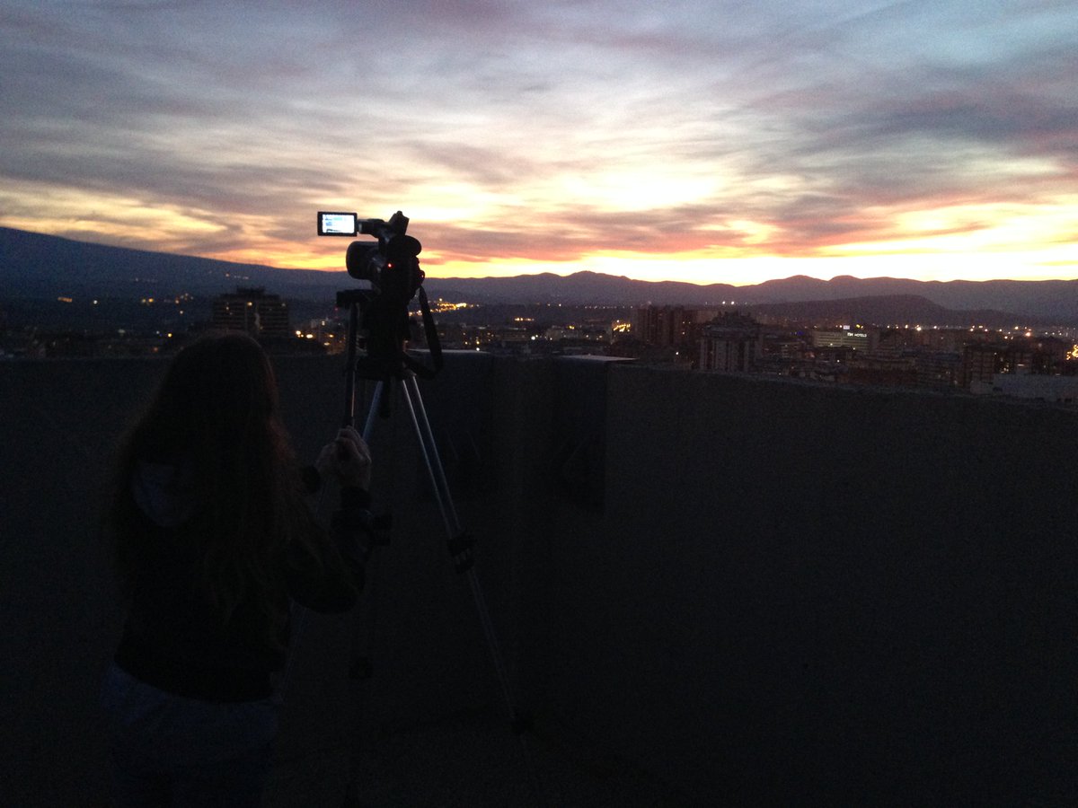 encontinuo's tweet image. Ayer contemplando el anochecer. Hizo que brotara alguna que otra idea...algo espectacular. Mark/Vick/Cla