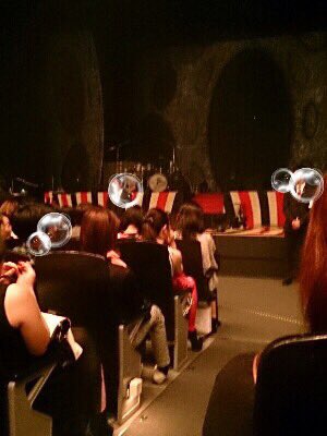 Twitter 上的 よっしー 知り合いの方にオリックス劇場の写真もらいました 1枚目 １階７列 2枚目 ２階 3枚目 ３階 会場が狭いから2階でも 3階でも近いって言うてました グランキューブと比べもんにならんぐらい近くて狭いらしいです T Co Aogtsjwvrs Twitter