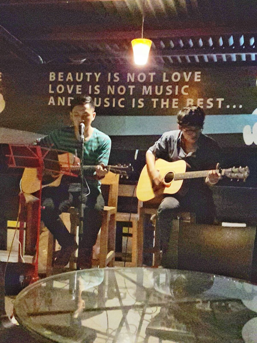 yuuuk... merapat ke #SatNieLiveMusic, sudah ditunggu mas2 ganteng nih, mas Ari &amp; mas Kiki... suaranya kereeennn...!