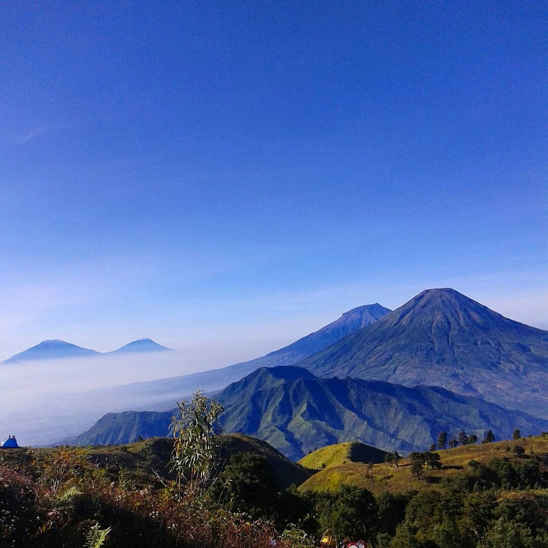 Gunung Sindoro-Sumbing-Merapi-Merbabu dilihat dari Gunung Prau
Selamat weekend gaes :)
📷 : ardiantnugraha