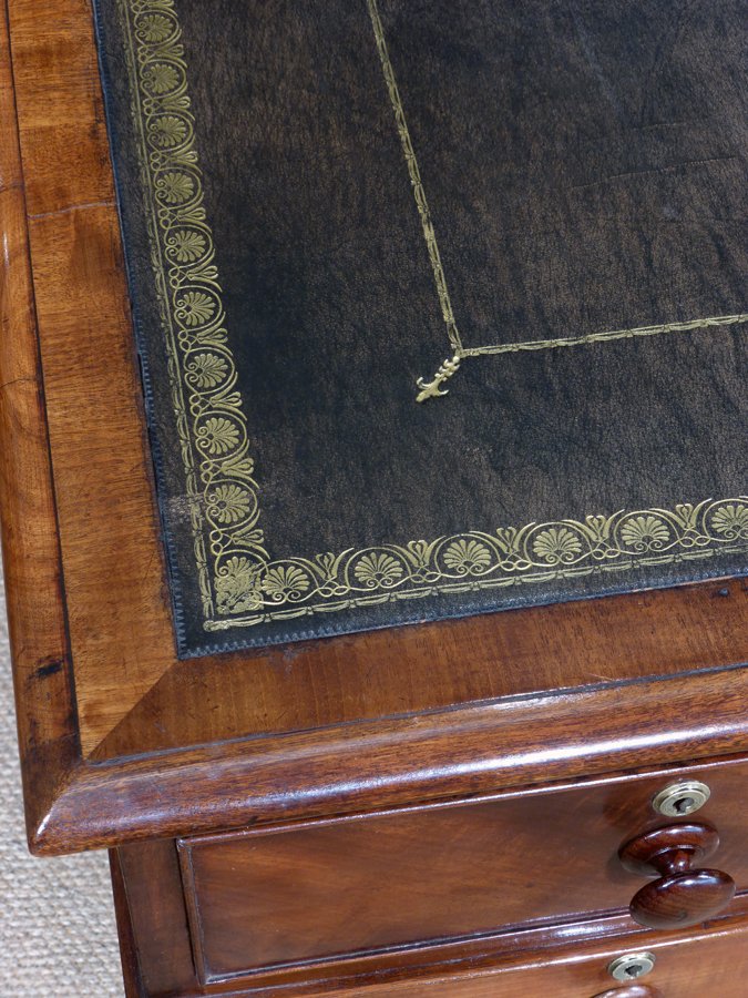 TF_Antiques's tweet photo. JUST IN: Fine quality 19th century partners desk - https://t.co/bmW3Z2KAaO #antiques #furniture #study #office https://t.co/oW19Q8YOur
