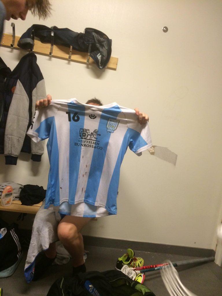 gurra___w's tweet photo. Ännu en seg förlust, men nu tillbaka till klacken! På bilden har vi matchen spelare Mathias Elmgren! #wings https://t.co/wJpwmTkmx3