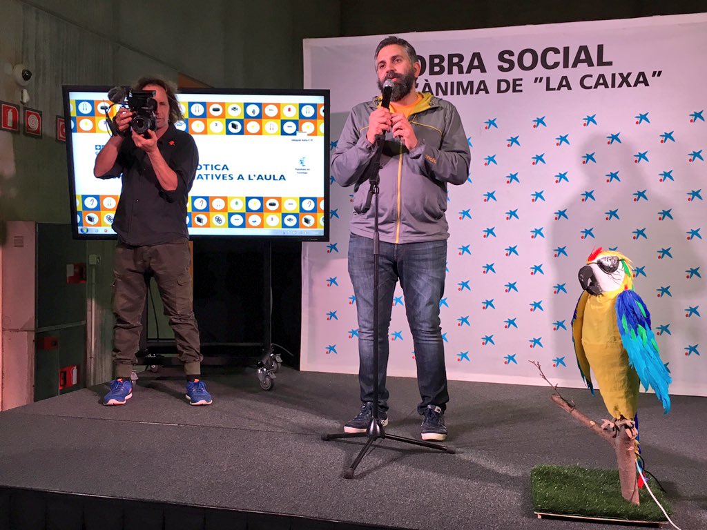 l_eyre's tweet photo. Cegata la lloro pirata convidada d'honor a la cloenda del #CTCCatalunya2016 amb el master @dcuartielles @CosmoCaixa https://t.co/YhEQvnqWwl