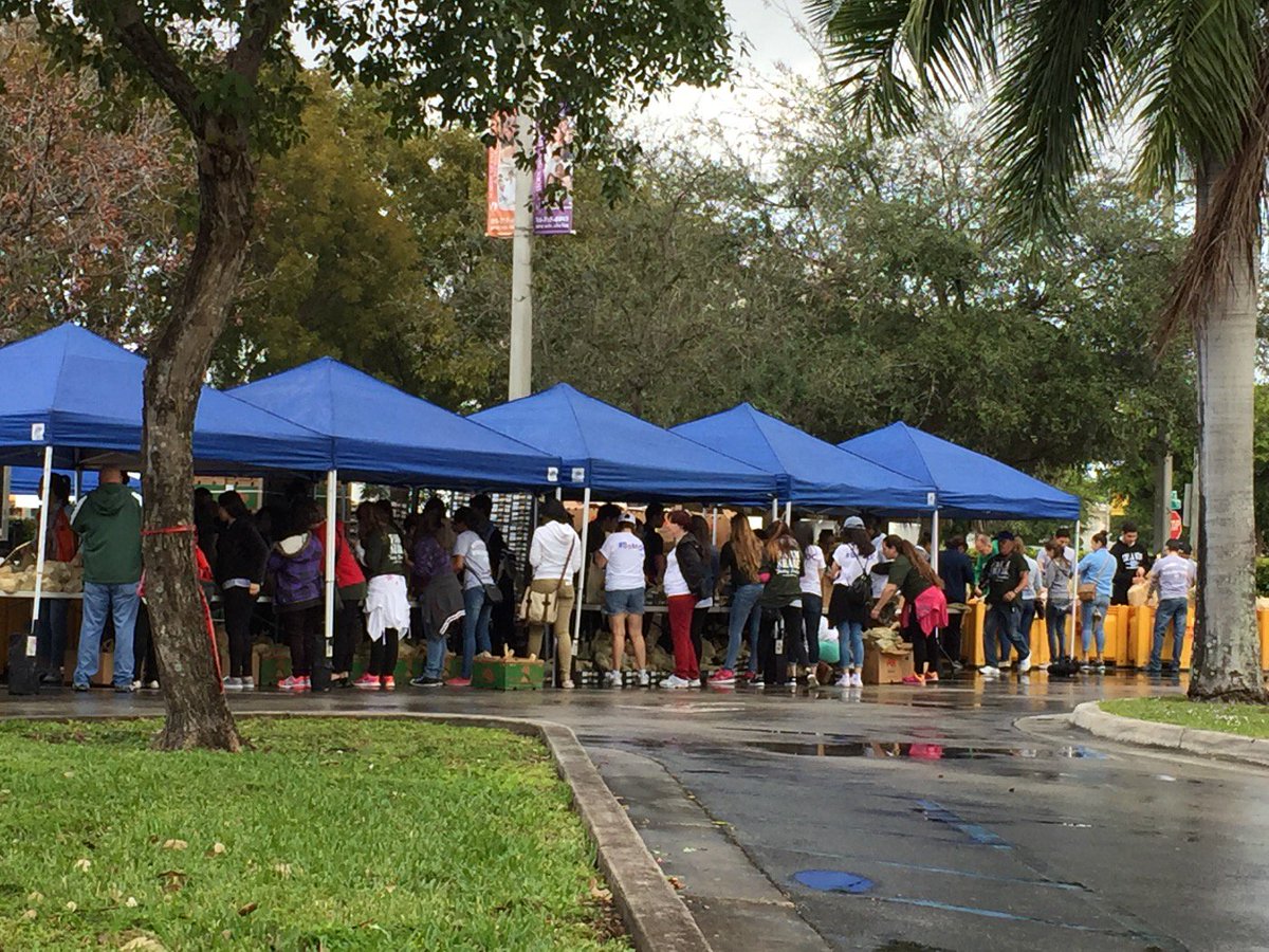 HealthyLH's tweet image. @mdciac Farm Share set up... A day of free, fresh and nutritious food #livehealthy #littlehavana #farmshare #health