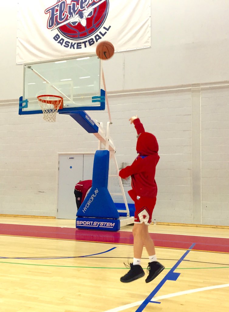 BlueSplashImage's tweet photo. @BristolFlyers kids, sat morning training with the flyers. Healthy start to the weekend!! https://t.co/jN3gKWISiw