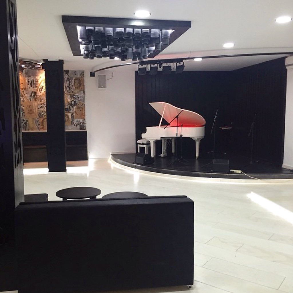AngelGaro_'s tweet photo. Nos vemos esta noche en la maravillosa sala #PianoBlanco de mi amiga #CharoReina 
#Uh! #Sevilla #humor #risas 🎭🎭 https://t.co/1vfqj0bnpS