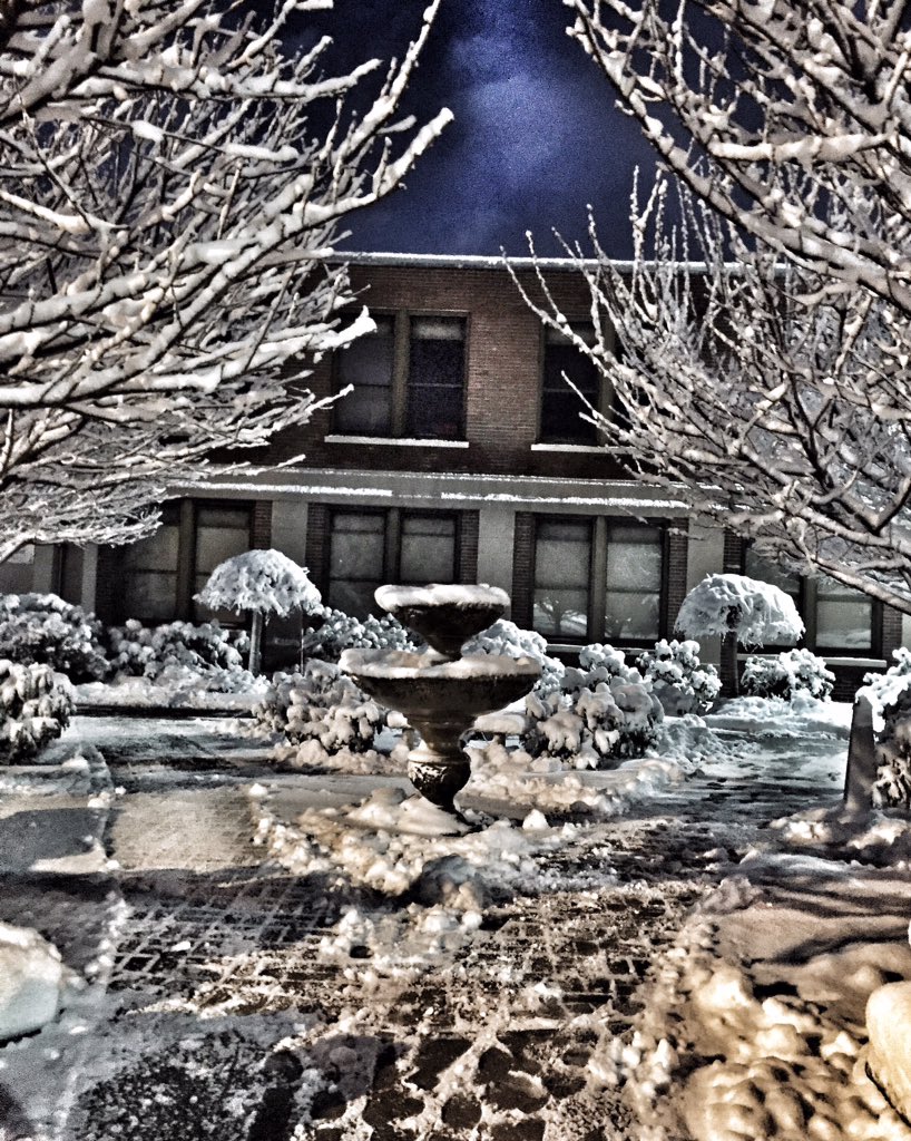wineandtopics's tweet photo. It looks pretty, but I'm over it #ihatewinter #ihatesnow #newengland https://t.co/9LBJskpXKb