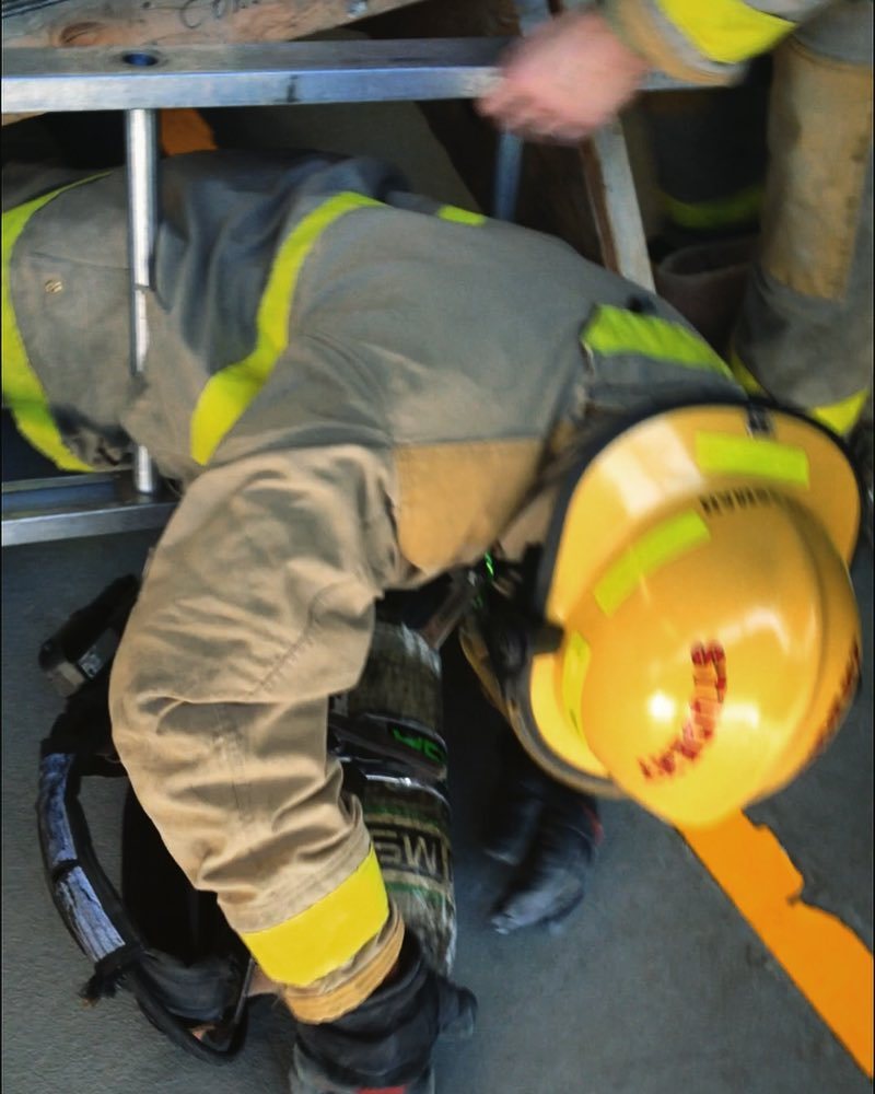 CurteousBird's tweet photo. Who says ladders have only one use? #confinedspace #conestogacollege #preservicefire https://t.co/rnLf6MKAJd https://t.co/IMvMftVVTX