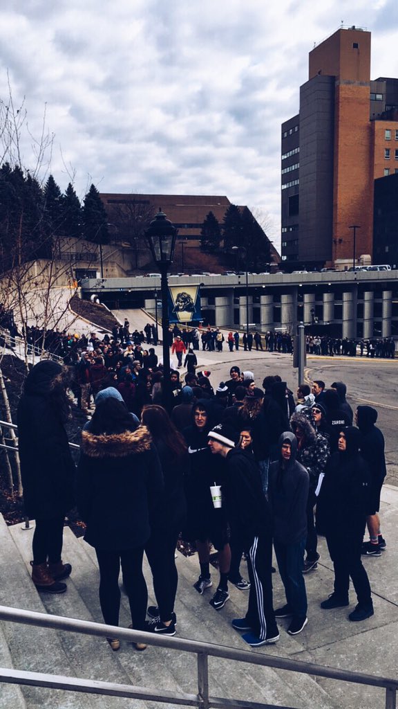 H2Pian's tweet image. line to get into the blackout game! #mypittstory #itsreallycold #blackout