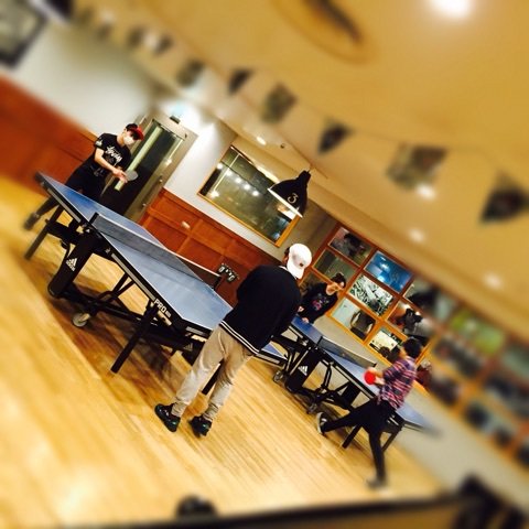 皿特急での卓球大会以来、卓球にハマる超特急。。笑

リョウガとカイは観戦。笑
はじめの方は可愛いもんだったさ。
『うわーユースケつえー！』
『俺、全然できねー！！！』とかね。

(2014/10/08 カイブログ)