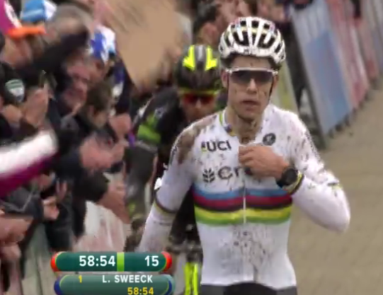 LePuncheur_'s tweet photo. ¡Segundo fue Wout Van Aert y tercero finalmente Sven Nys! Otra muesca en la culata de Der Kannibale. #bpostbank https://t.co/yL5uSU4XmA