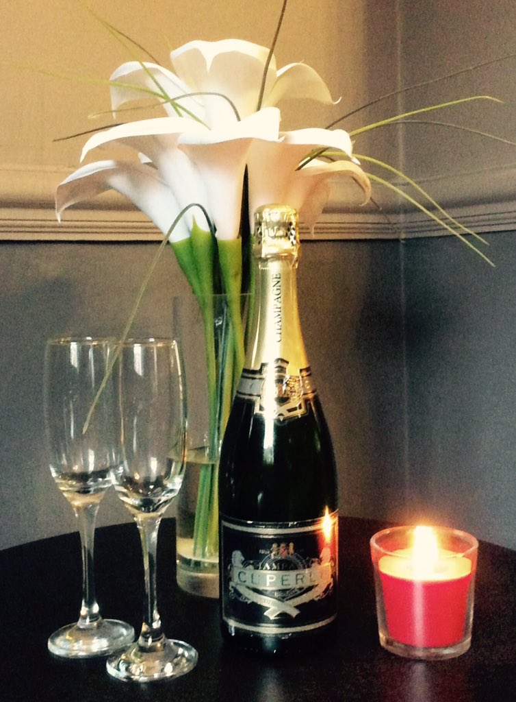 TudorHse's tweet photo. RT and like for free champagne on Valentine's Day #giveaway #bsth #chester #ValentinesDay #romance https://t.co/jBn7JFqpEo