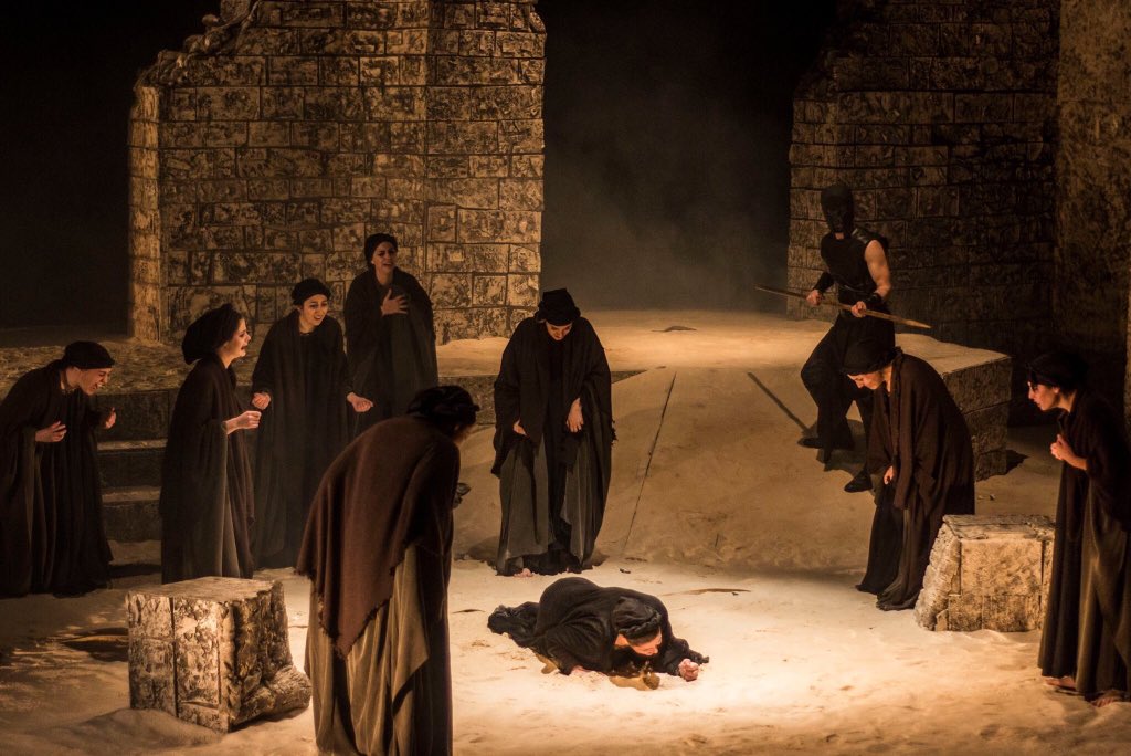 nitiis's tweet photo. Hoy las troyanas llorarán por última vez.Troya,por última vez.
A las 20:30h en el teatro de la ESAD! @esadenfurecida https://t.co/UVGuqJurPr