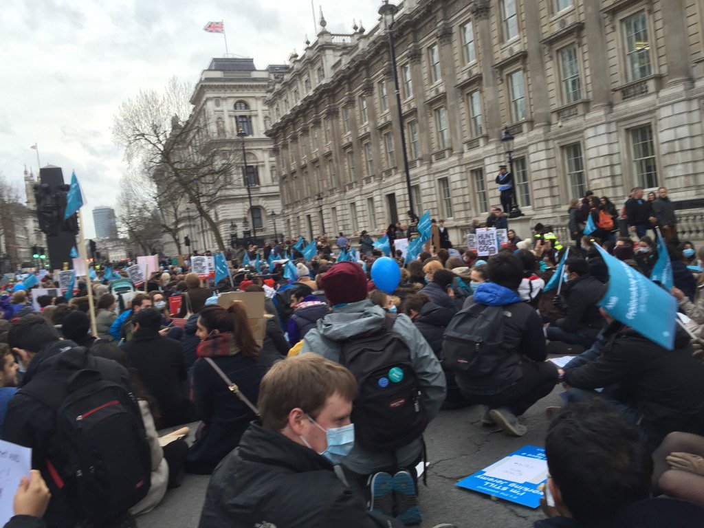 chaplin_helen's tweet photo. #juniordoctors #juniorcontract Jeremy have you got the guts to come outside and see how many doctors disagree with u https://t.co/ob1kBNbkoL