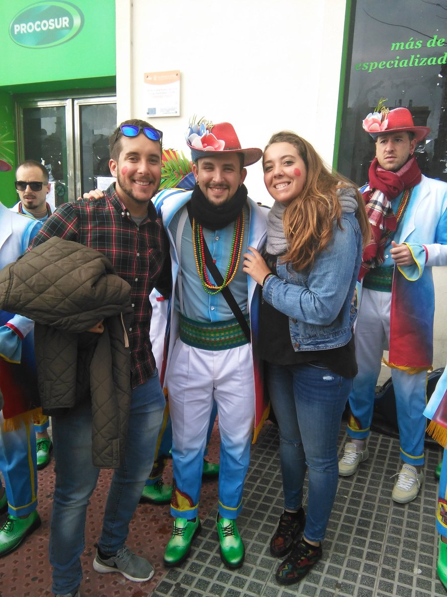 Anaest27's tweet photo. #Carnaval #LaGuayabera #Cádiz @CristianMV85 @ManuelSantande1 😍☀ 👏🎉 https://t.co/EEjgIjWlqd