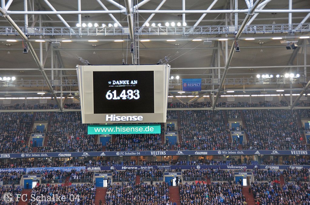 Público presente no jogo Schalke