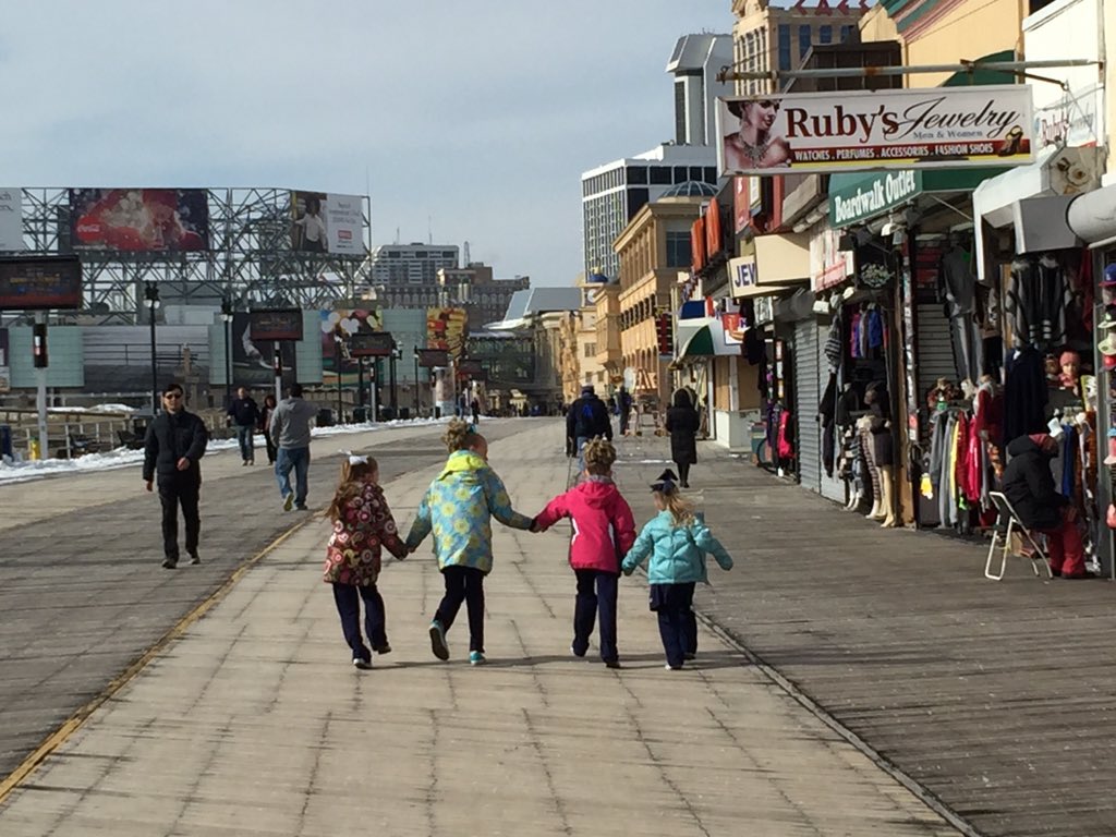 wallstmom's tweet photo. Mini ice on their way to the battle 😀💙💎 #miniice #gemscheer #batb https://t.co/hoZH4xuFIS