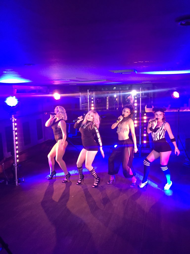 fat_808's tweet photo. @officegirlsuk @Twissman These guys are Killing it!!!🙌🏾🙌🏾🙌🏾 One Love ♥️ https://t.co/NEV8cXt9iQ
