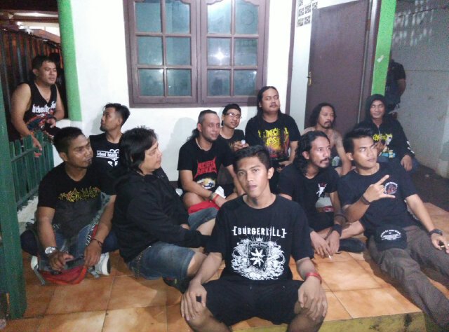 handoko_kamtis's tweet photo. terima kasi \m/  #BekasiBawahTanah @burgerkill https://t.co/Ir51SrCoYc