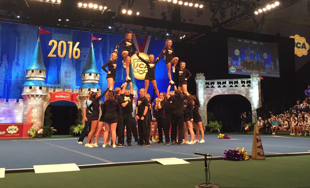 UCAupdates's tweet photo. Great use of inversions by Blue Springs HS in the Medium Varsity Coed Finals! #UCAnationals https://t.co/MY2F1GghIs