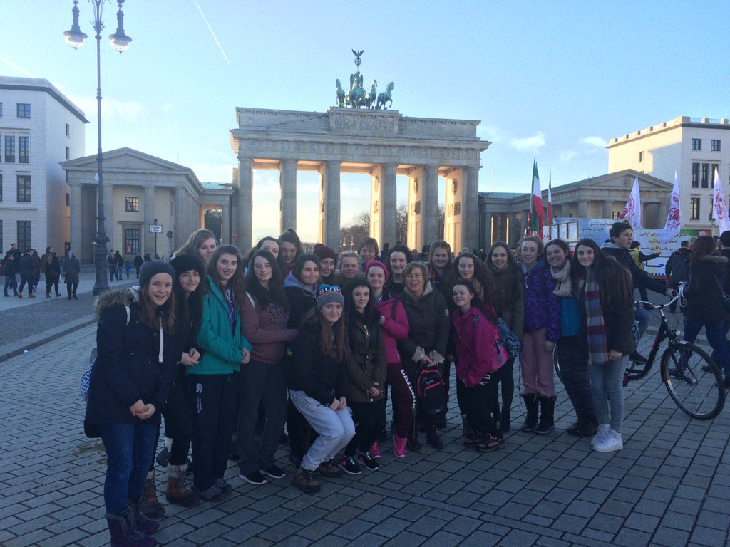 DeutschPrez's tweet photo. Schönes Bild von #2Ger1 lovely pic of girls in Front of #BrandenburgTor #preswex https://t.co/hdac6NtpLm