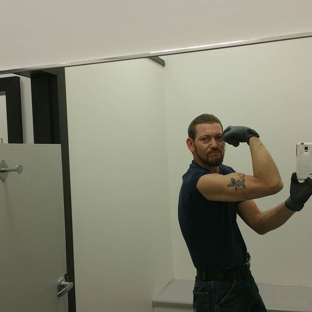 manhattanselfi's tweet photo. by ghelka9861 ..42 yrs old and never gone to the gym...only physical labor everyday.  Lol https://t.co/GJv0uV6BXI https://t.co/B4QbRBlzz8