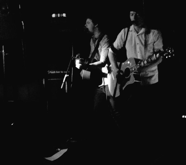 Lukepotter_Arg's tweet photo. Fotos de Luke junto a James en el show que dieron en Londres. (2) 04/02 #LPArg https://t.co/mJAEyblKWx
