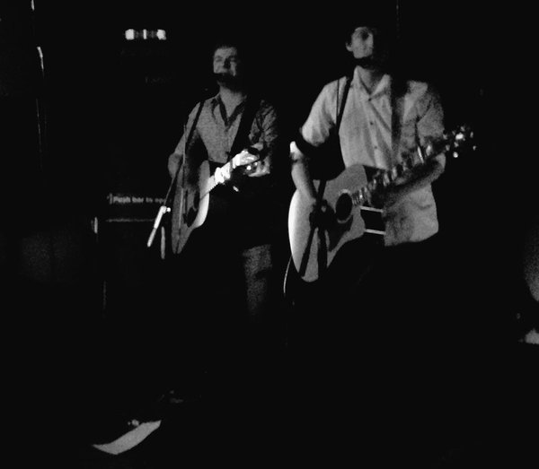 Lukepotter_Arg's tweet photo. Fotos de Luke junto a James en el show que dieron en Londres. (2) 04/02 #LPArg https://t.co/mJAEyblKWx