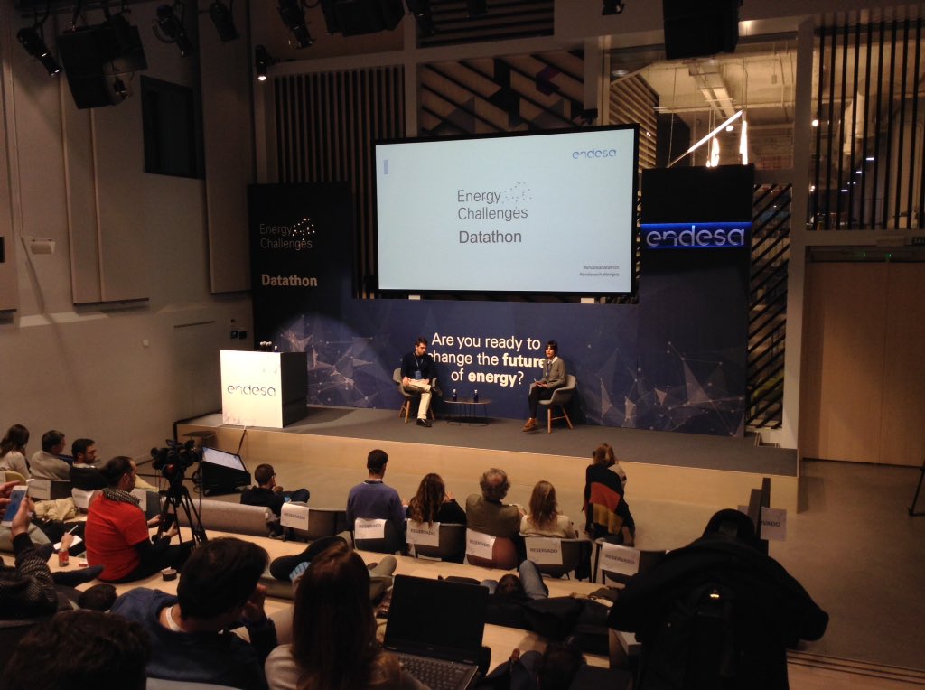 Endesa's tweet photo. Seguimos en @CampusMadrid: #FaceToFace entre @albarjip y @martadelamo, ¡un auténtico lujo! #EndesaDatathon https://t.co/y5GNUFYBnw