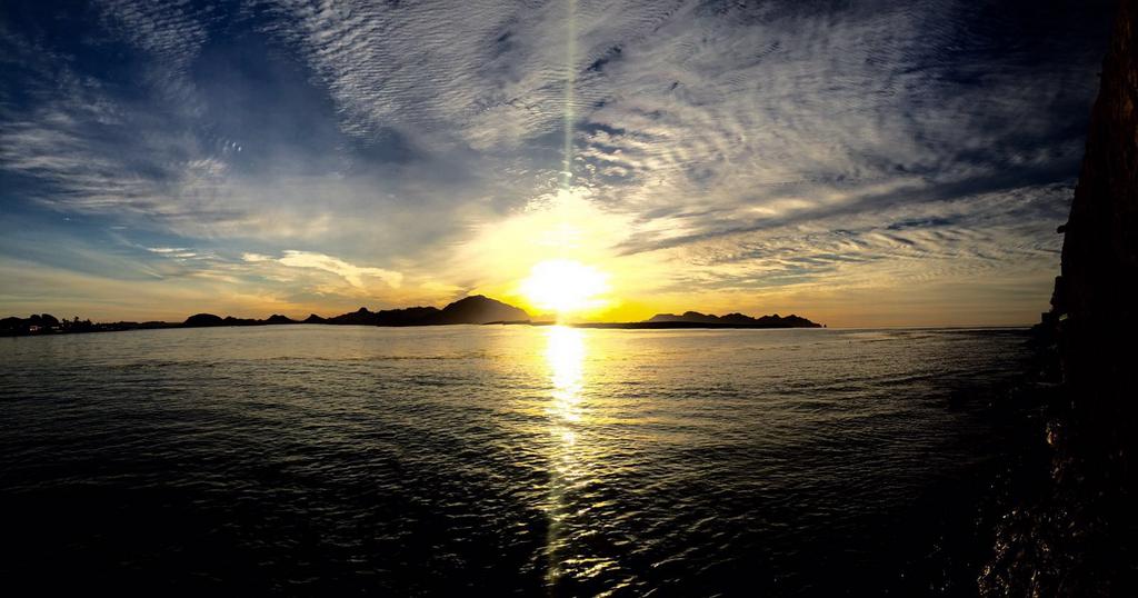 KatyAmavizca's tweet photo. Así amanecía hoy en San Carlos, Guaymas, belleza de Sonora. Foto: @dianamqz https://t.co/NcKvlPPzom
