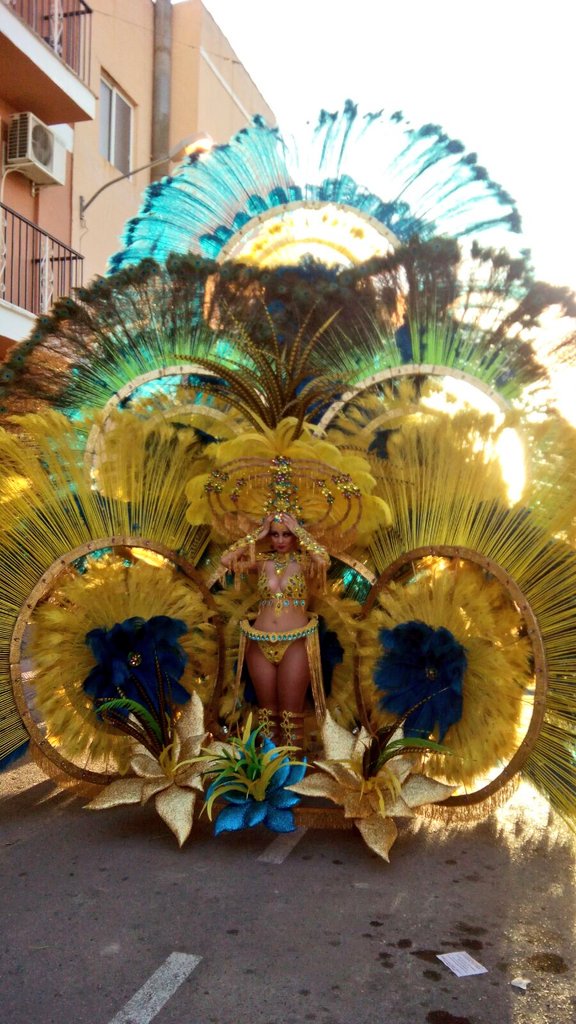 Carnavaleando... Hay que verlas sí o sí, vaya estilazo tiene <a href="/Tambataya/">Comparsa Tamba Taya®</a>, viva esa musa <a href="/Ynma12/">y.</a>