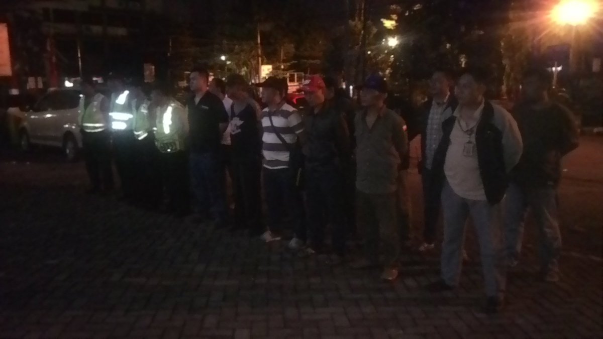 TMCPoldaMetro's tweet photo. 00:45 Apel Operasi Kepolisian Cipta Kondisi Polsek Kebon Jeruk dipimpin Wakapolsek. https://t.co/aIr3mRQeyz @BambangSoepria1
