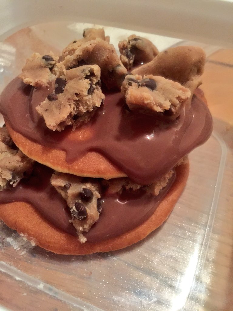 annafitusa's tweet photo. Last cheat meal before my comp! All of this was just 677 calories! ๐๐๐ฝ๐ซ๐ช #bikinicompetitor #massspc #cravings https://t.co/ezOjOYFogu