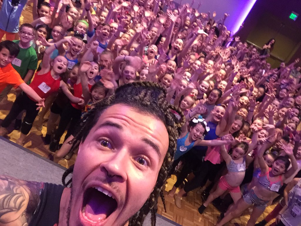 gonuvo's tweet image. Seattle Mini room selfie with @mrhamiltonevans !!! 📷 #gonuvo #nuvodance #nuvoseattle