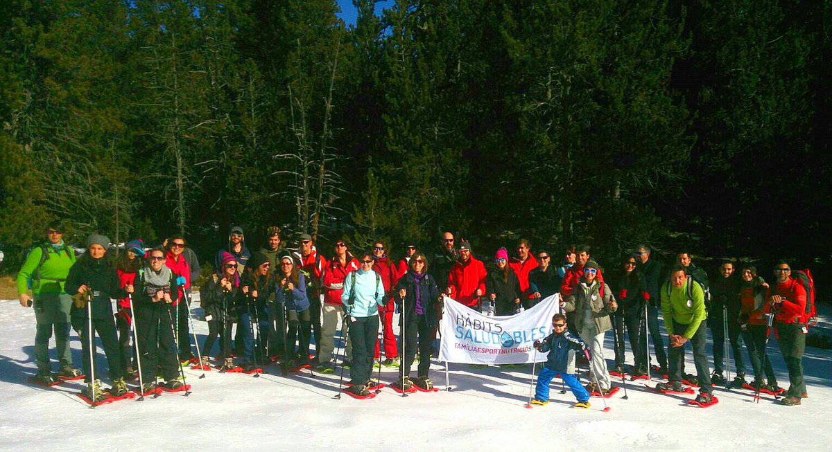 HabitSaludAgbar's tweet photo. Espectacular día de sol y salud practicando #raquetasdenieve en familia en @llesdecerdanya #capdelrec https://t.co/qXpkSTS996