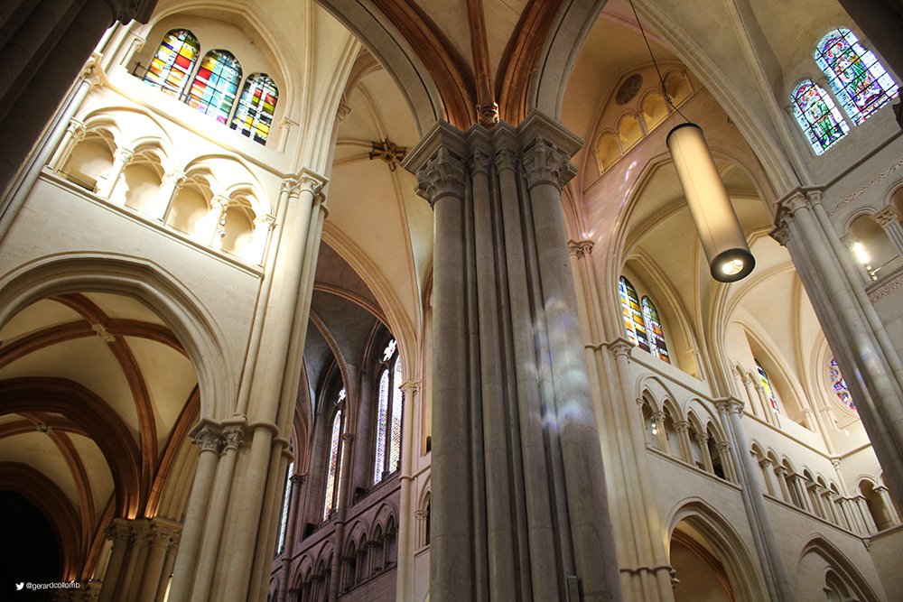gerardcollomb's tweet photo. Époustouflante restauration de la #primatiale Saint-Jean-Baptiste de #Lyon inaugurée ce matin avec le @CardBarbarin. https://t.co/dVkEM8YodL