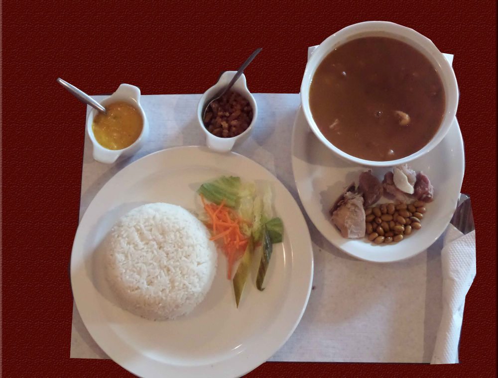 NewDraver's tweet photo. @Contentgirl Wij hebben ook super food hoor. Lekkere Surinaamse lekkernijen! 🇸🇷🍴 https://t.co/8wkQmlTaiY